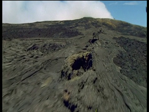 向前追踪夏威夷戏剧性的火山景观视频素材