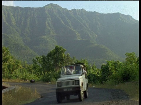 4 × 4通过山区森林道路夏威夷视频素材