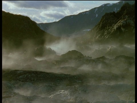 蒸汽漂浮在荒芜的火山景观夏威夷视频素材