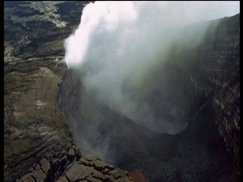 从冒烟的基拉韦厄火山的火山口缩小视频素材