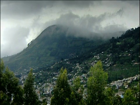 慢慢地放大到云层覆盖的厄瓜多尔火山山腰视频素材