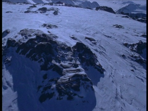 在南极洲特若诺瓦湾的雪坡上行驶视频素材