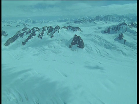 在育空雪山上留下的痕迹视频素材