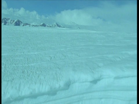 越过积雪的裂缝，育空视频素材