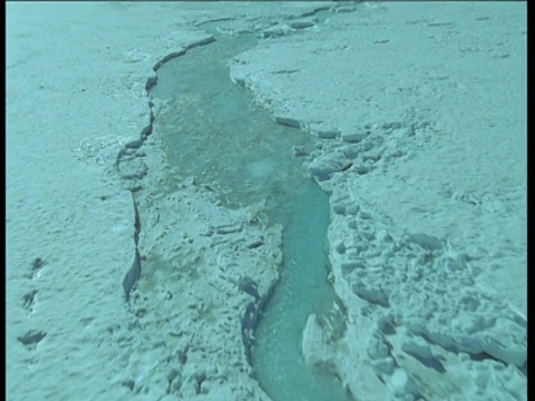 在育空雪谷中追踪融化的水流视频素材