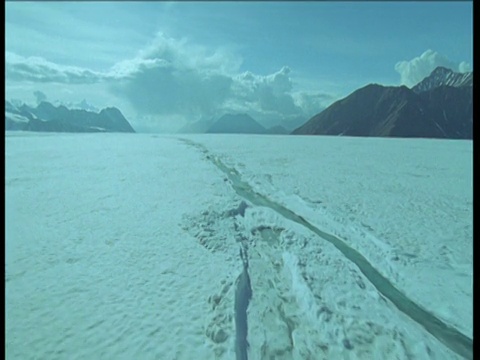 在育空雪谷中追踪融化的水流视频素材