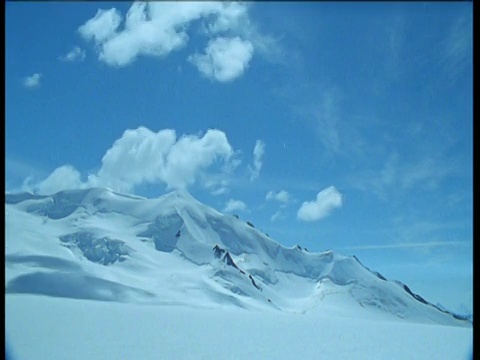 云在山顶的积雪覆盖，育空视频素材