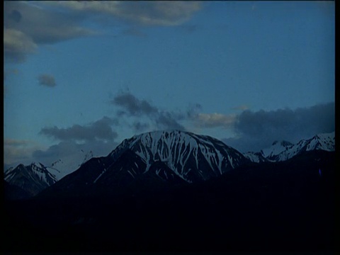 夜幕降临，云涛在雪山山顶，育空视频素材