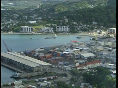 潘离开港口后，一艘大型游轮停泊在风平浪静的海面上视频素材