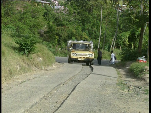 潘离开了4x4的旅行沿着轨道的香蕉仓库迎风群岛视频素材