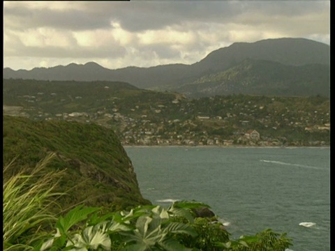 潘正穿过多山的海湾迎风群岛视频素材