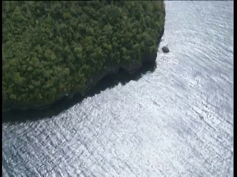 在绿树成荫的山坡和向风的海湾岛屿上行驶视频素材