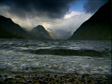 波浪拍打着湖岸，周围是暗山湖区视频素材