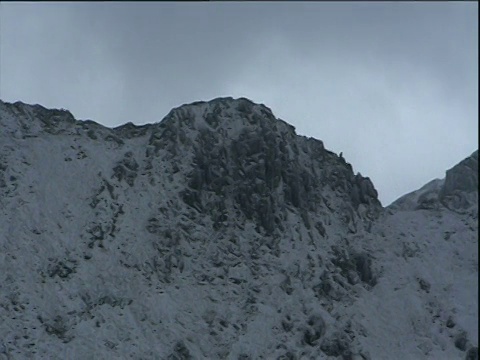 潘穿越黑尔韦林山脉湖区的雪峰视频素材