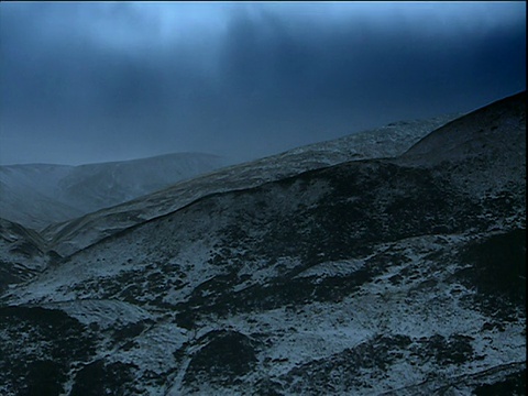 乌云和薄雾漂浮在苏格兰高地白雪覆盖的山丘上视频素材