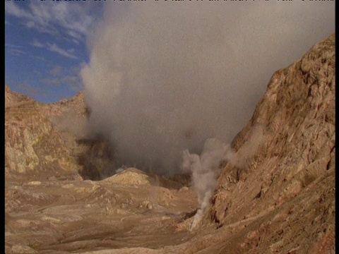 烟从新西兰怀特岛的火山口升起视频素材