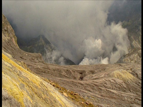 烟从火山口升起，怀特岛，新西兰视频素材