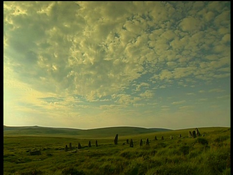 在达特穆尔的地平线上，高沼地和巨石的夕阳映出了剪影视频素材