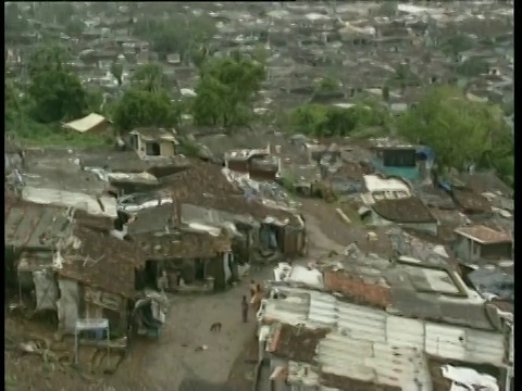 从一个女人走过贫民窟到孟买地区全景;1997年8月视频素材