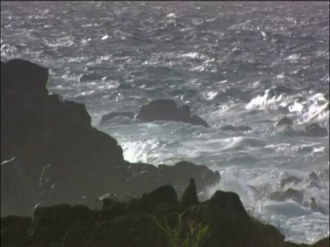 海浪冲击着复活节岛的岩石视频素材