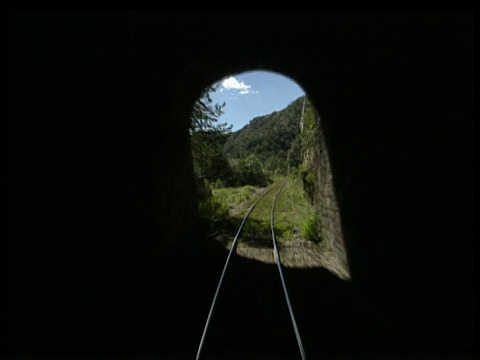 火车穿过黑暗的隧道，走向尽头的光明。铜峡谷铁路。视频素材