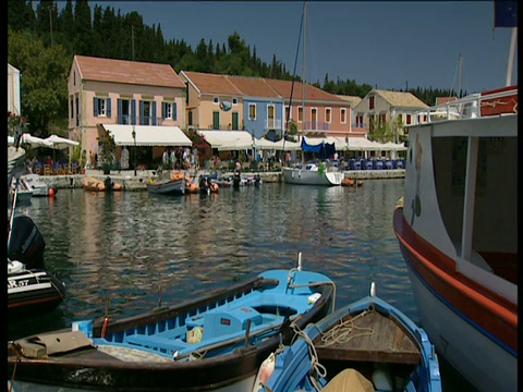 在Fiscardo Cephalonia港口对面，前景是一排五颜六色的小建筑视频素材