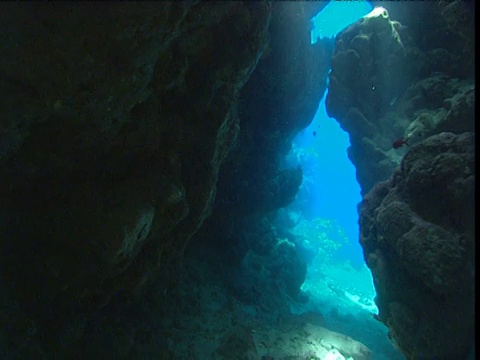 缓慢前进进入红海的水下洞穴视频素材