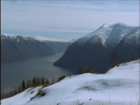 潘离开了白雪皑皑的群山之间的峡湾视频素材