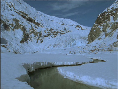 Jostedalsbreen冰川进入雪谷视频素材