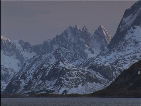 潘就在峡湾和积雪覆盖的山脉上视频素材