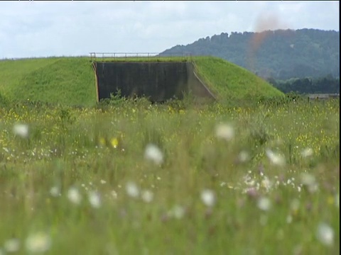 把焦点从野花草地拉到废弃的核导弹发射井视频素材