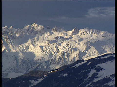 阳光点燃了白雪覆盖了法国阿尔卑斯山脉的锯齿山峰视频素材