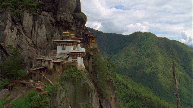 倾斜到佛教寺庙建在岩石山坡，帕罗可在高清。视频素材