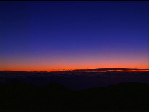 蓝色和橙色的天空在日落的轮廓山，毛伊岛视频素材