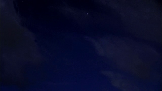 在毛伊岛的夜晚，云朵在深蓝色的天空中翻腾。视频素材