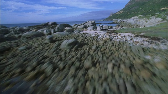 跟踪海洋和岩石海岸线，南非可用的高清。视频素材