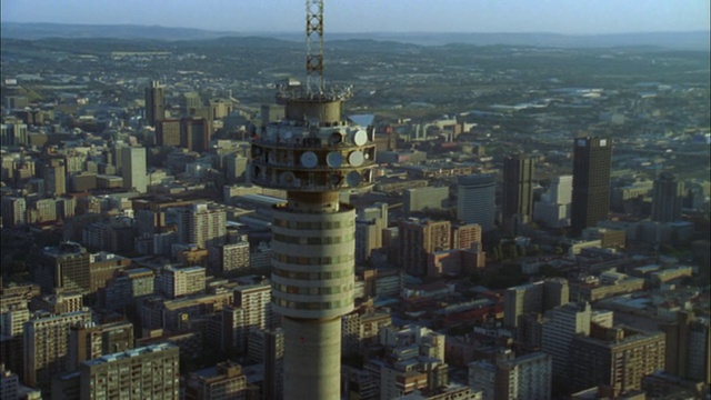 从约翰内斯堡中央商务区的Hillbrow Tower往回追踪高清版。视频素材