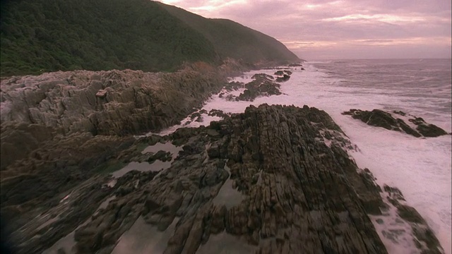 当海浪撞击海岸线上的岩石时，追踪前进，东开普岛。视频素材