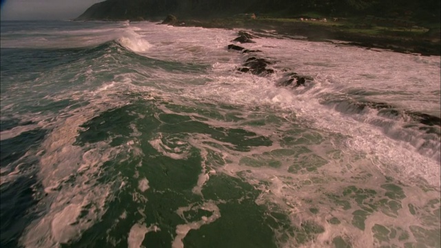 海浪撞击岩石沿海岸线，东开普岛视频素材