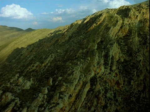 沿着阴影中的岩石山区向前行进视频素材