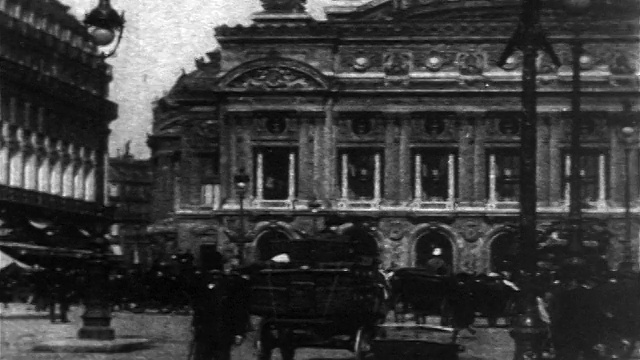 巴黎歌剧院(l'Opera de Paris / Paris)外大街上的PAN交通+行人视频素材