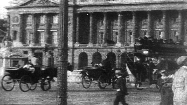 1904年巴黎荣军院酒店(Hotel des Invalides / Paris)外街道上的PAN交通和行人视频素材