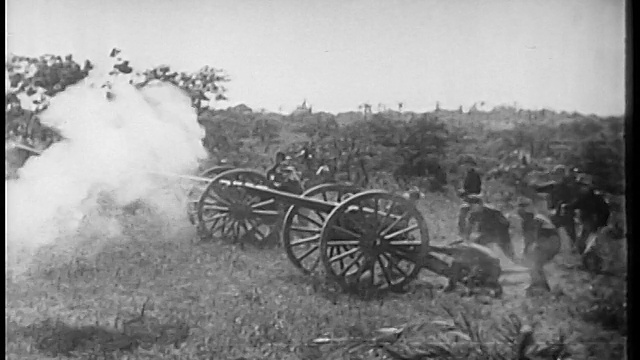 1898年，重现美西战争中美国士兵射击大炮的场景/纪录片视频素材