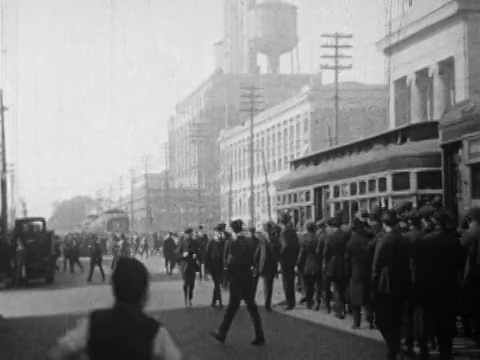 1910年代的人们聚集在城市街道上的电车/纪录片视频素材