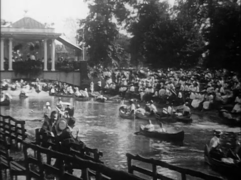 1910年代的人们在湖上划独木舟，经过底特律附近的百丽岛。视频素材