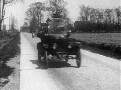 1910年代的汽车在铺好的乡村道路上行驶/纪录片视频素材