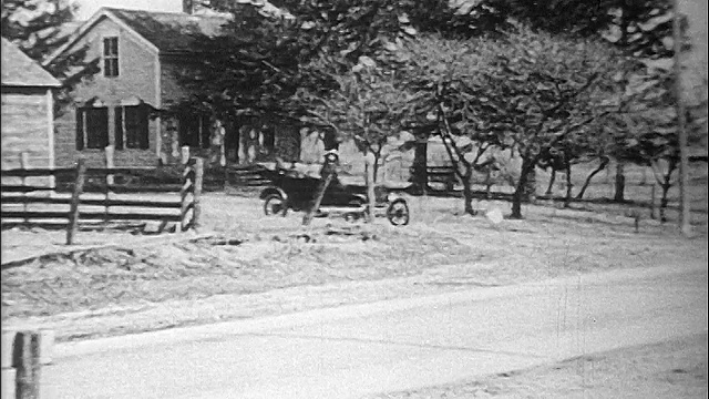 1910年代的女人开着T型车从车道上开到乡村公路上视频素材