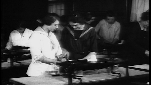 1920年代在职业学校实验室工作的妇女视频素材