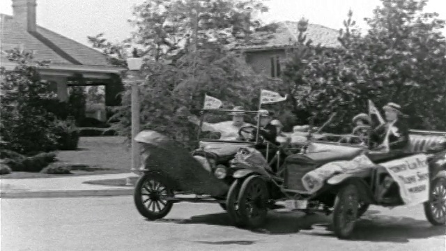 1927年，2辆敞篷车在住宅区街道相撞视频素材