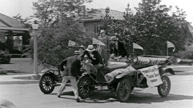 1927年，在街上发生碰撞后，一名男子从敞篷车中跳了出来视频素材